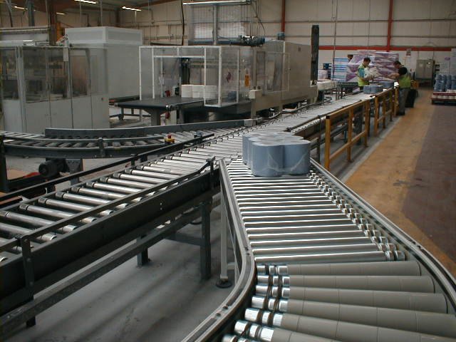 Lineshaft roller conveyors merging togther