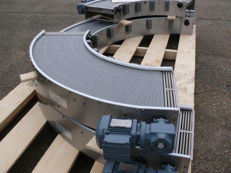 Curved conveyor with modular belt