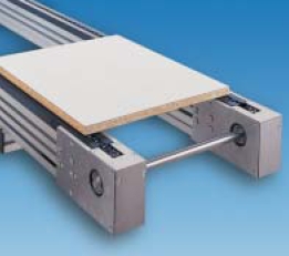 Chain conveyor for moving pallets.