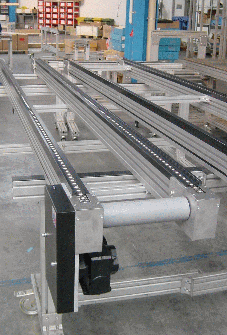 Wide chain conveyor for accumulating loads.