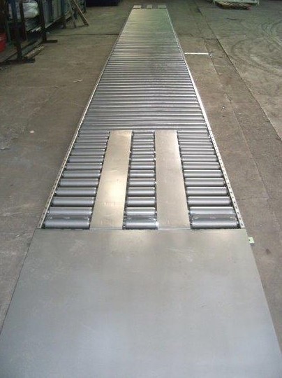 Gravity roller conveyor for moving pallets. 