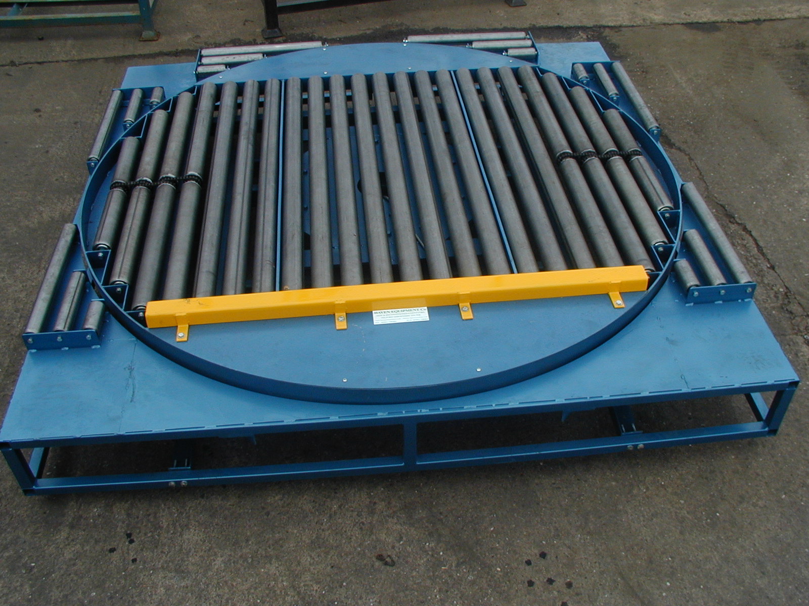 Powered pallet turntable