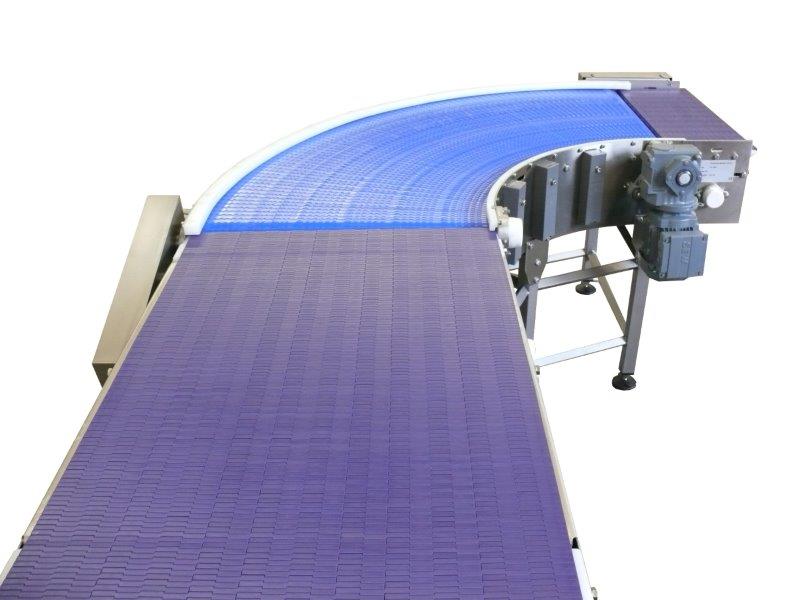 Wide modular conveyor belt with bend.